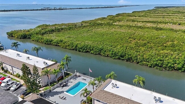 Building Photo - 8828 Bay Pointe Dr