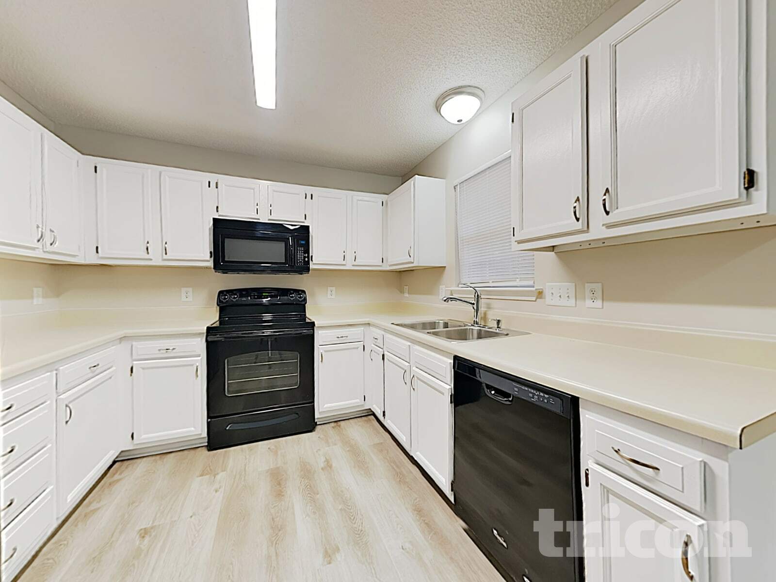 Building Photo - 615 Flicker St