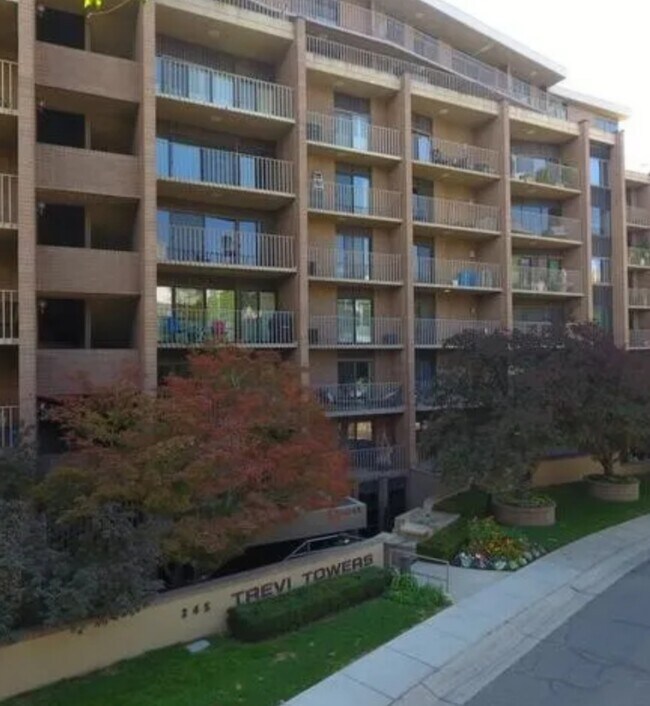 Building Photo - 245 N Vine St