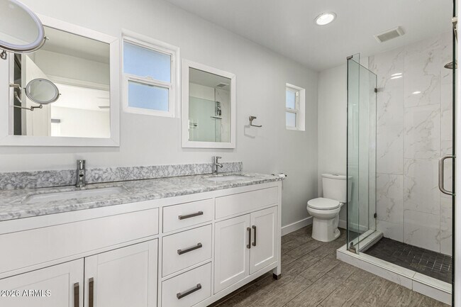 Building Photo - 3930 E Oak St