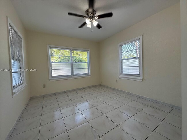 Building Photo - 610 NW 23rd Pl