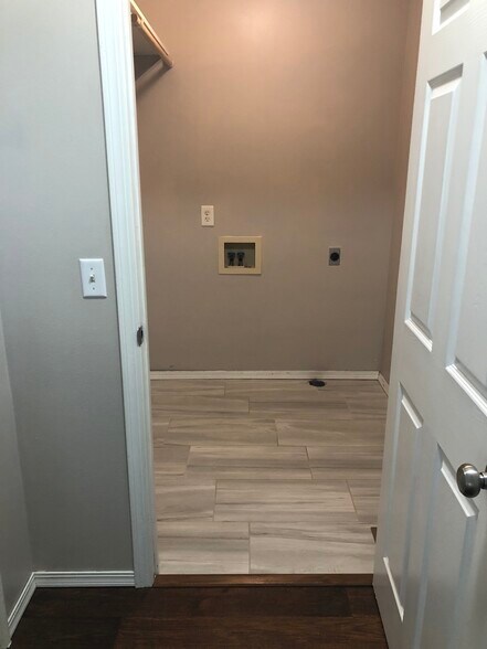 Building Photo - 850 W Hickory Nut Ct