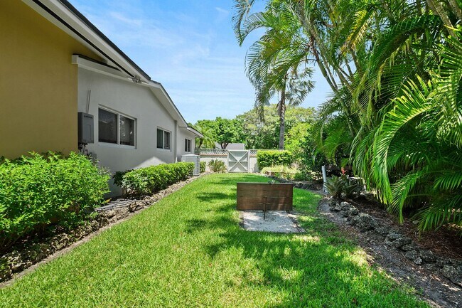 Building Photo - Stunning 4BR/3BA Pool Home with Outdoor Oa...