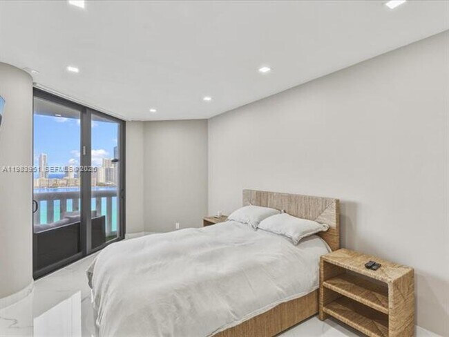 Building Photo - 3000 Island Blvd