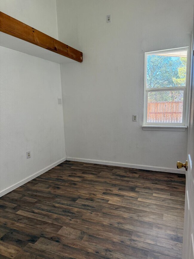 Building Photo - Charming Barndominium Rental with Scenic Foothill Views – Springville, CA