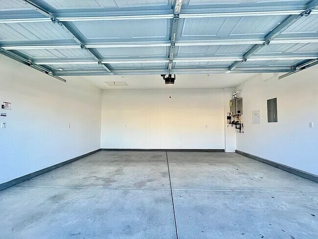 Building Photo - Spacious 4 Bedroom Home in West Roseville ...