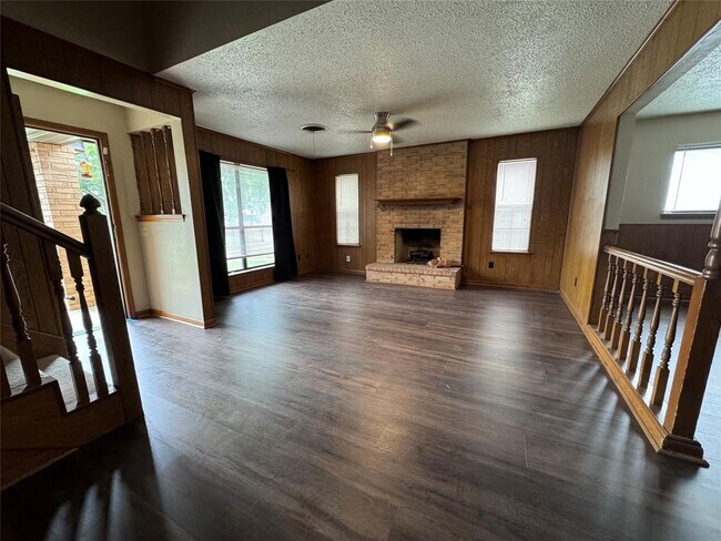Building Photo - 402 Cottonwood St