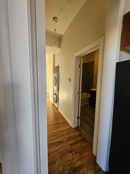 View towards bath & washer dryer - 2417 W Warren Blvd