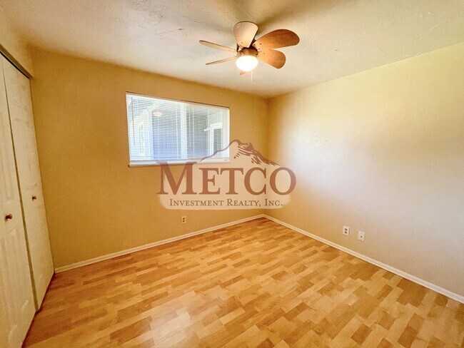 Building Photo - Spacious 4 Bedroom House In Springfield!