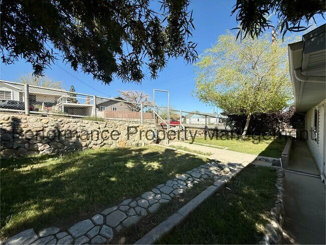 Building Photo - Gorgeous 3 Bed/2 Bath Taft Home w/ Finished Basement, 3 Car Garage & $0 Deposit Option