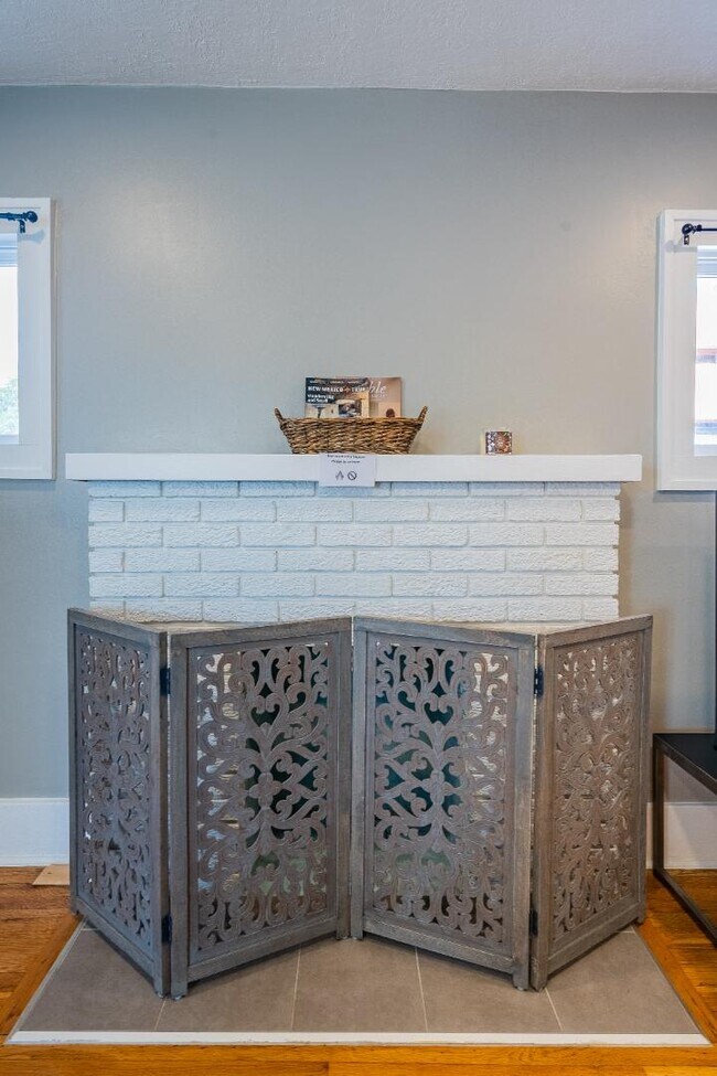 Building Photo - 722 Marquette Ave NW