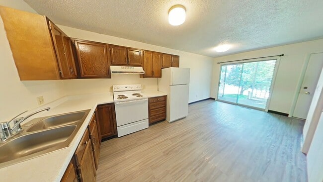 Building Photo - Spacious and charming conveniently located...