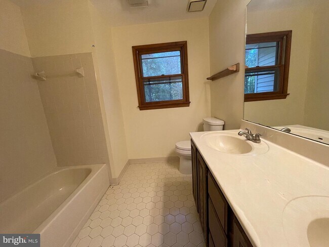Building Photo - 4014 Longwood Dr