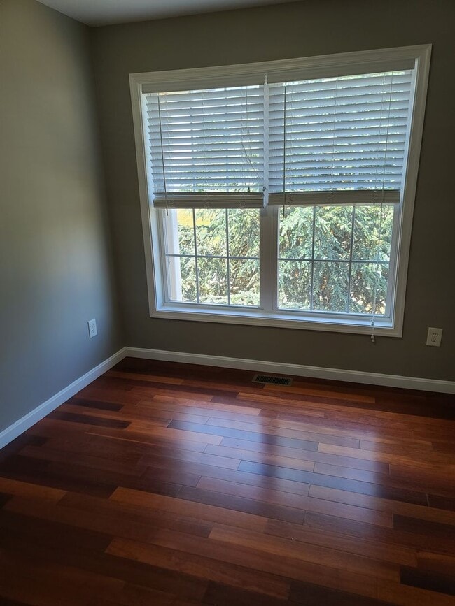 Building Photo - 3 Bedroom 2 1/2 bath end unit Townhome for...