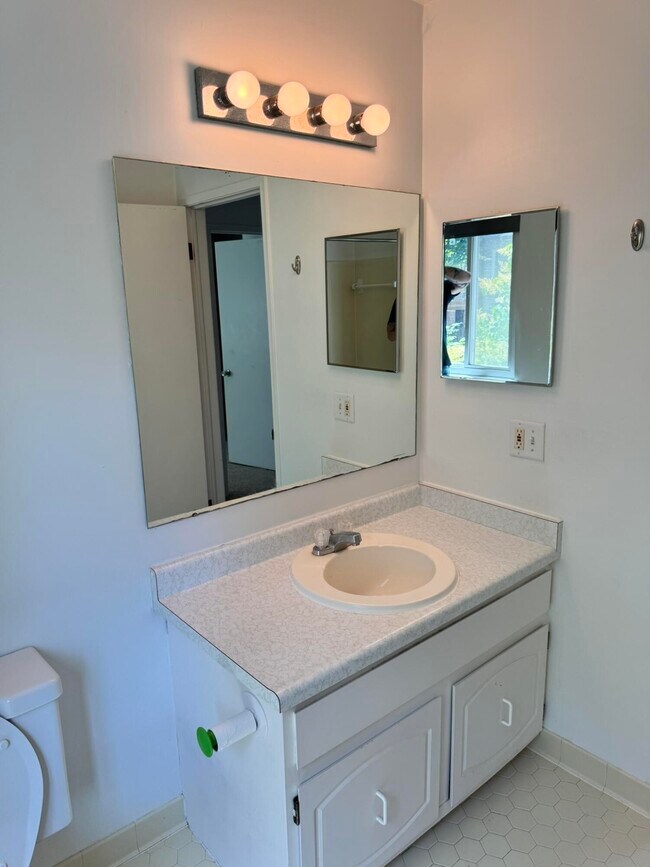 Building Photo - 3200 Bolgos Cir