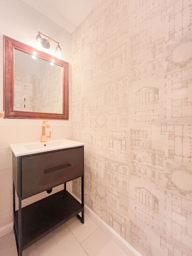 Building Photo - Breathtaking 2-Bedroom Townhome with 2-Car...