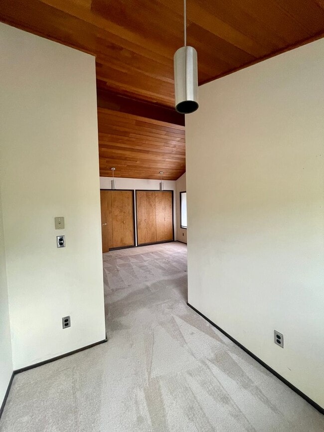 Building Photo - Country Living within one mile to town