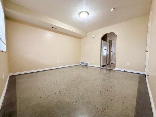 Building Photo - 545 W 350 N