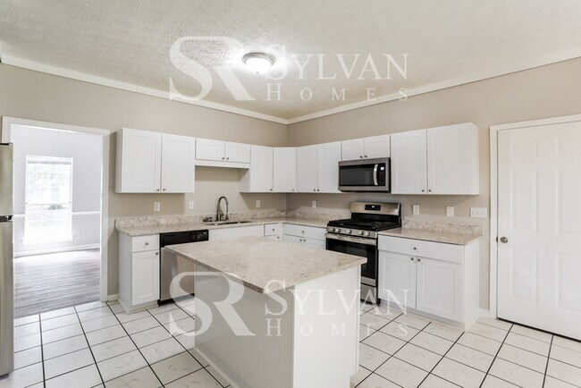 Building Photo - Spacious 4 bedroom colonial available now!