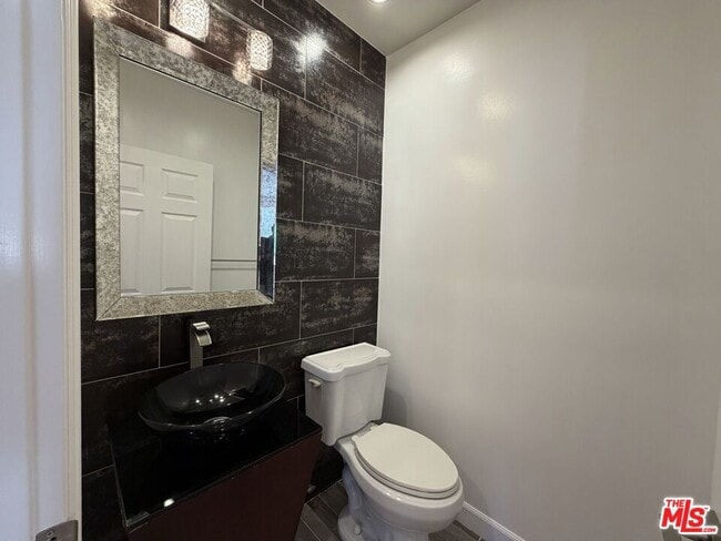 Building Photo - 1247 Barry Ave