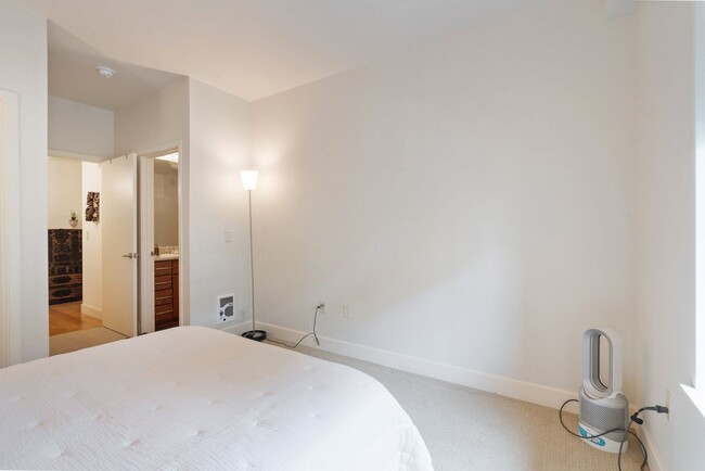 Building Photo - 2 Bed, 2 Bath Bright & Modern Condo in the Pearl District - Now Available!