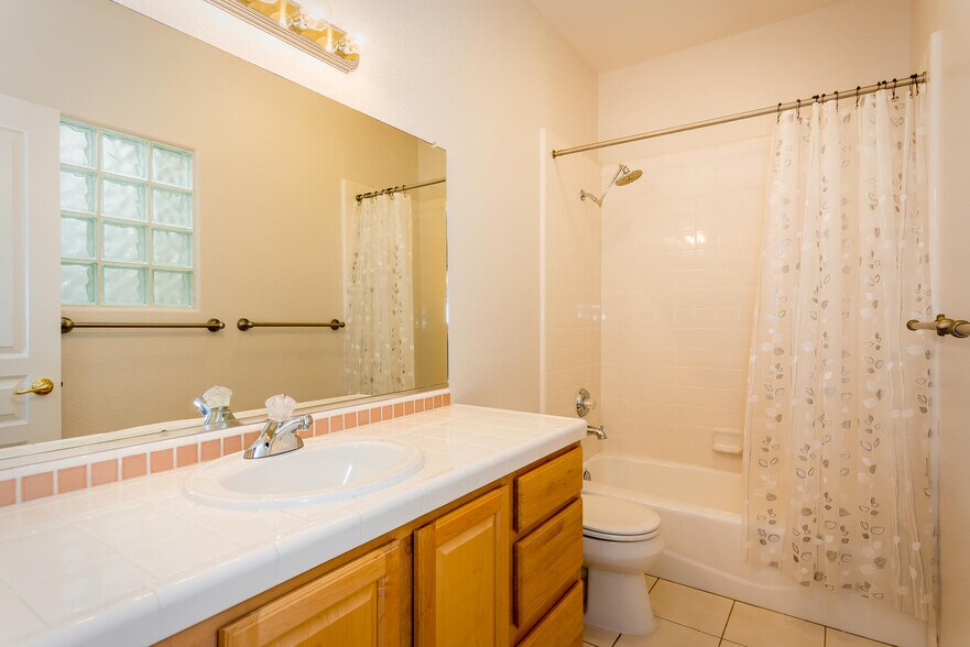 Building Photo - 903 Lawrence Dr