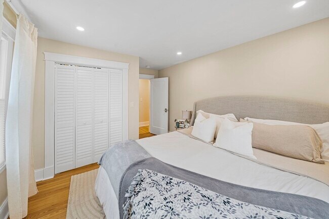 Building Photo - 57 Cook St