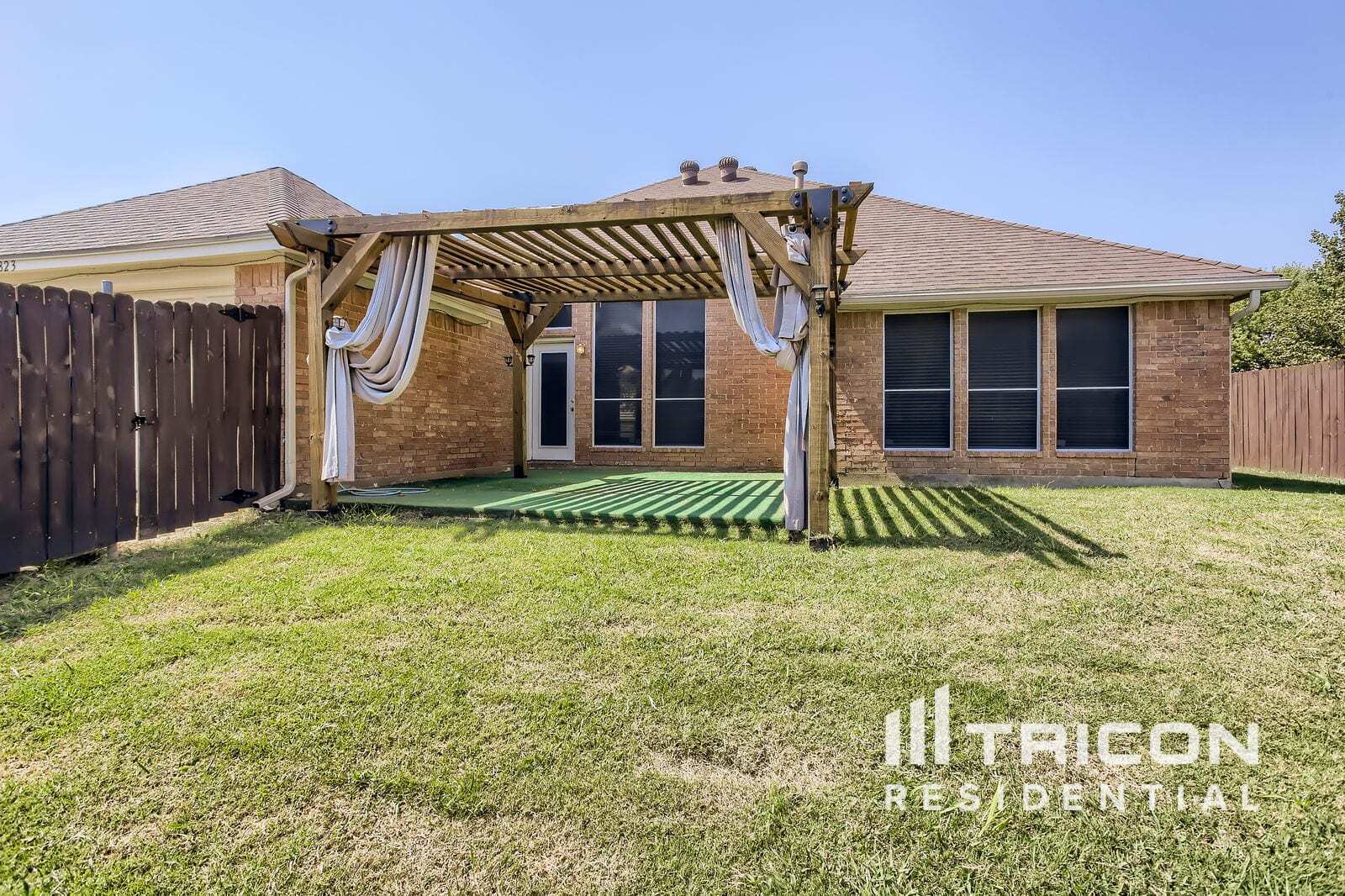 Building Photo - 823 Fox Glen Cir