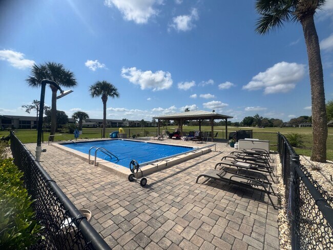 Building Photo - 3607 Edgewater Dr