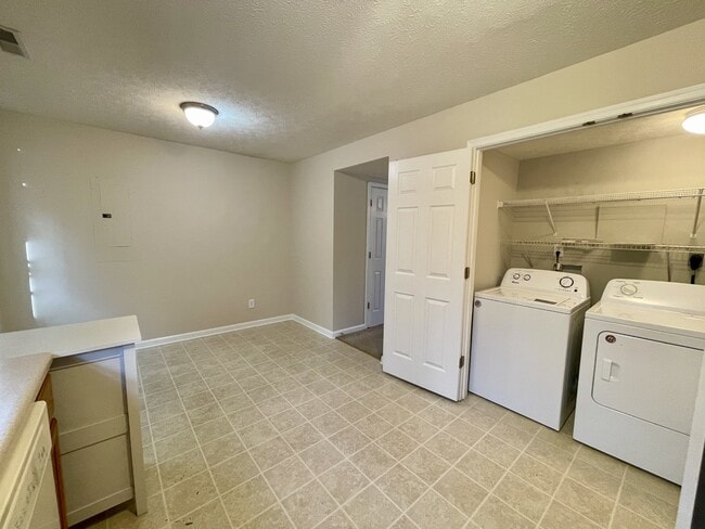 Building Photo - 125 Primrose Ln