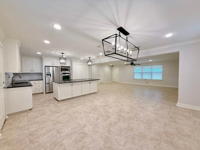 Building Photo - 0 Rainey St