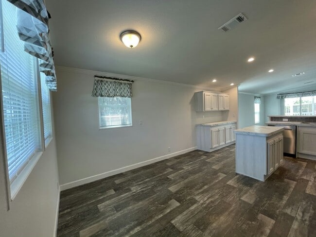 Building Photo - 990 E Orinoco Ave