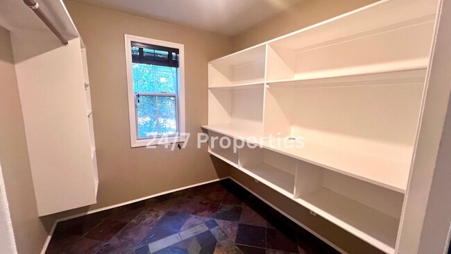 Building Photo - Townhome in Raleigh Hills - 2 Bedroom Suit...