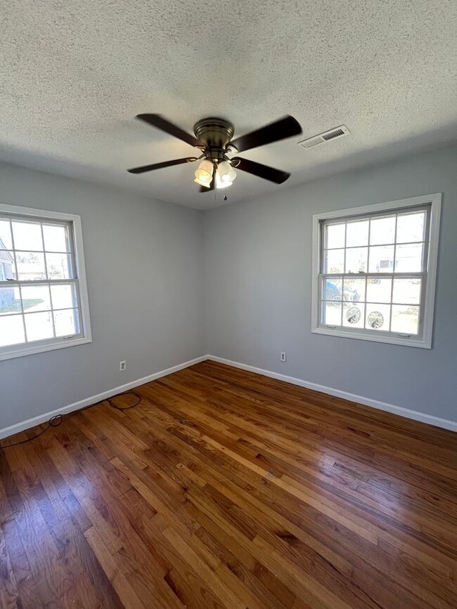 Building Photo - 4 Bedroom Home Located in Pineville Hills Community