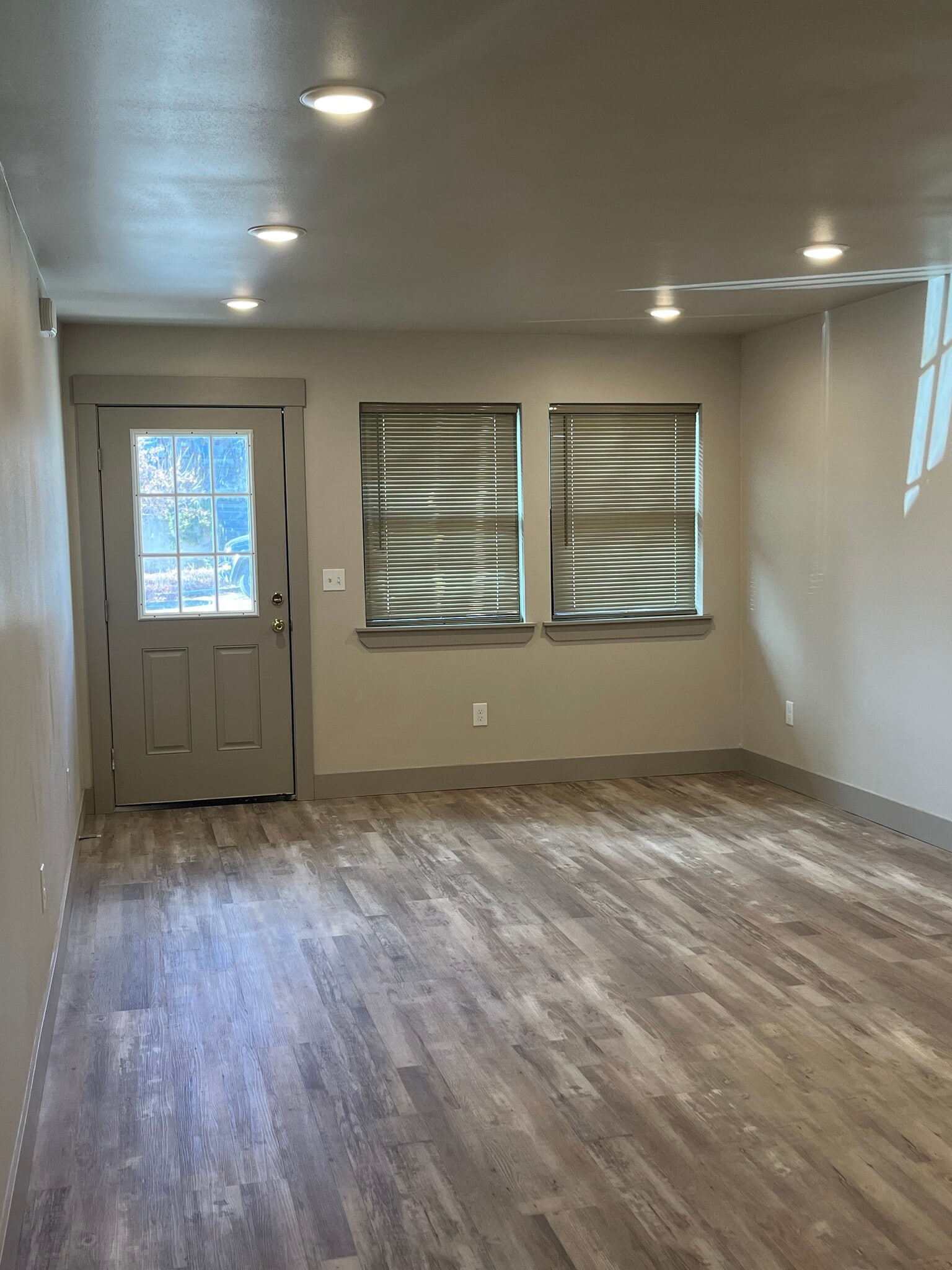 Building Photo - 608 S Jackson St