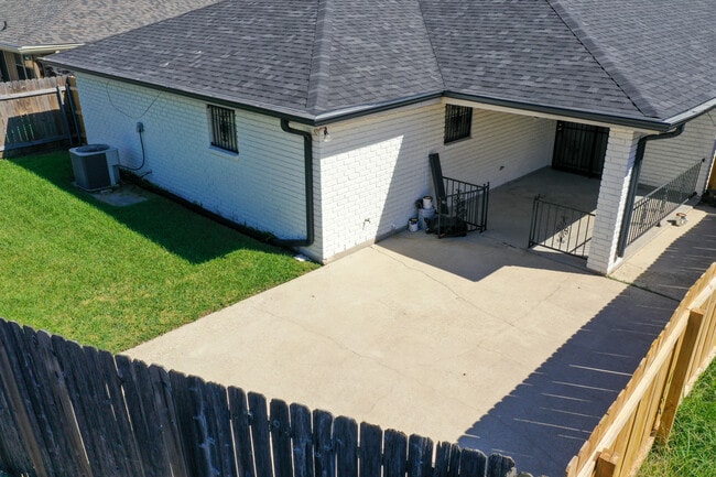 Building Photo - 4416 Wilson Dr