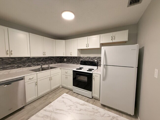 Building Photo - "Charming 3-Bed Oasis with 2 Full Baths in...