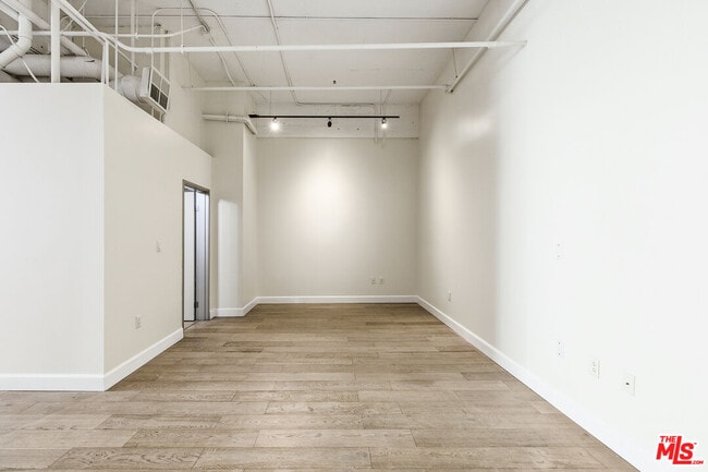 Building Photo - 1130 Flower St