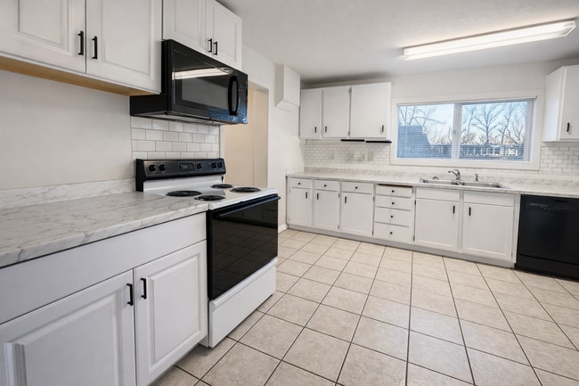 Building Photo - 449 SE 4th Ave