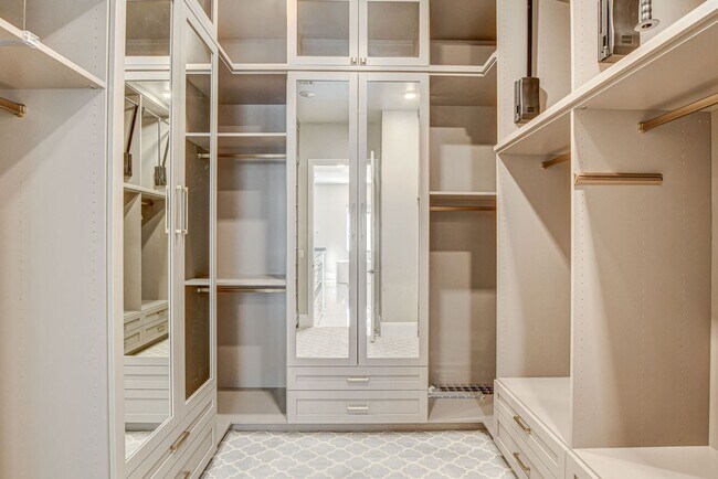Building Photo - Mira Villa Condo