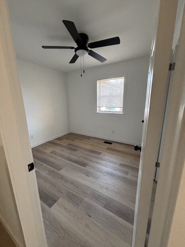 Building Photo - 915 S 6th St