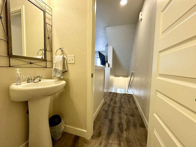 Building Photo - 11235 Colony Row