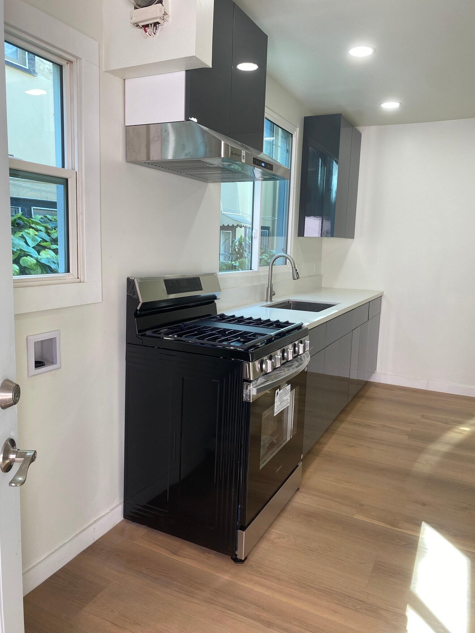 Building Photo - 1634 1/2 N Serrano Ave