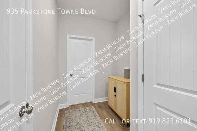 Building Photo - 935 Parkstone Towne Blvd