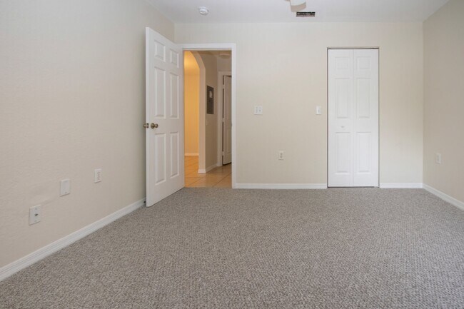 Building Photo - 2 Bedroom Condo W/ Garage in Lakewood Ranch