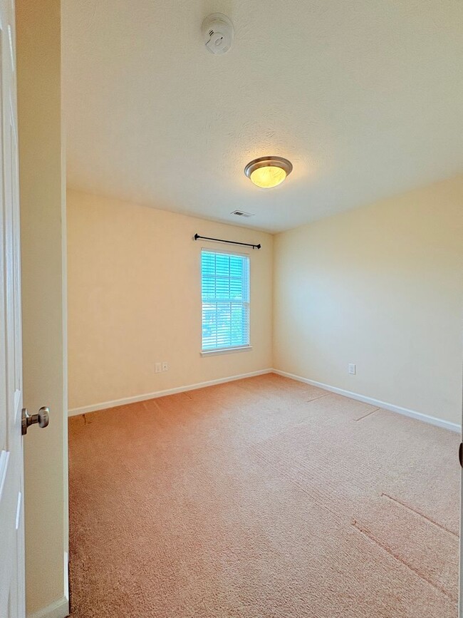 Building Photo - Large Spacious Home With Fully Fenced In Y...