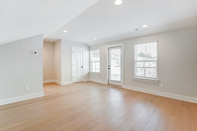 Building Photo - NEW TOWNHOME W/ ROOFTOP TERRACE @ 5West Te...