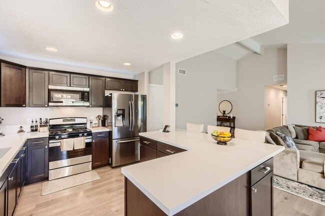 Building Photo - Impressive Oceanside Home For Rent