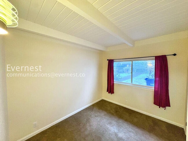 Building Photo - 537 Madison St