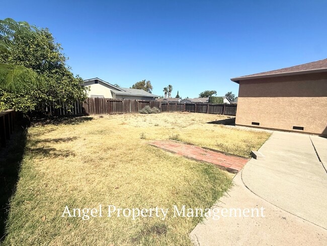 Building Photo - 2208 Begonia Ct